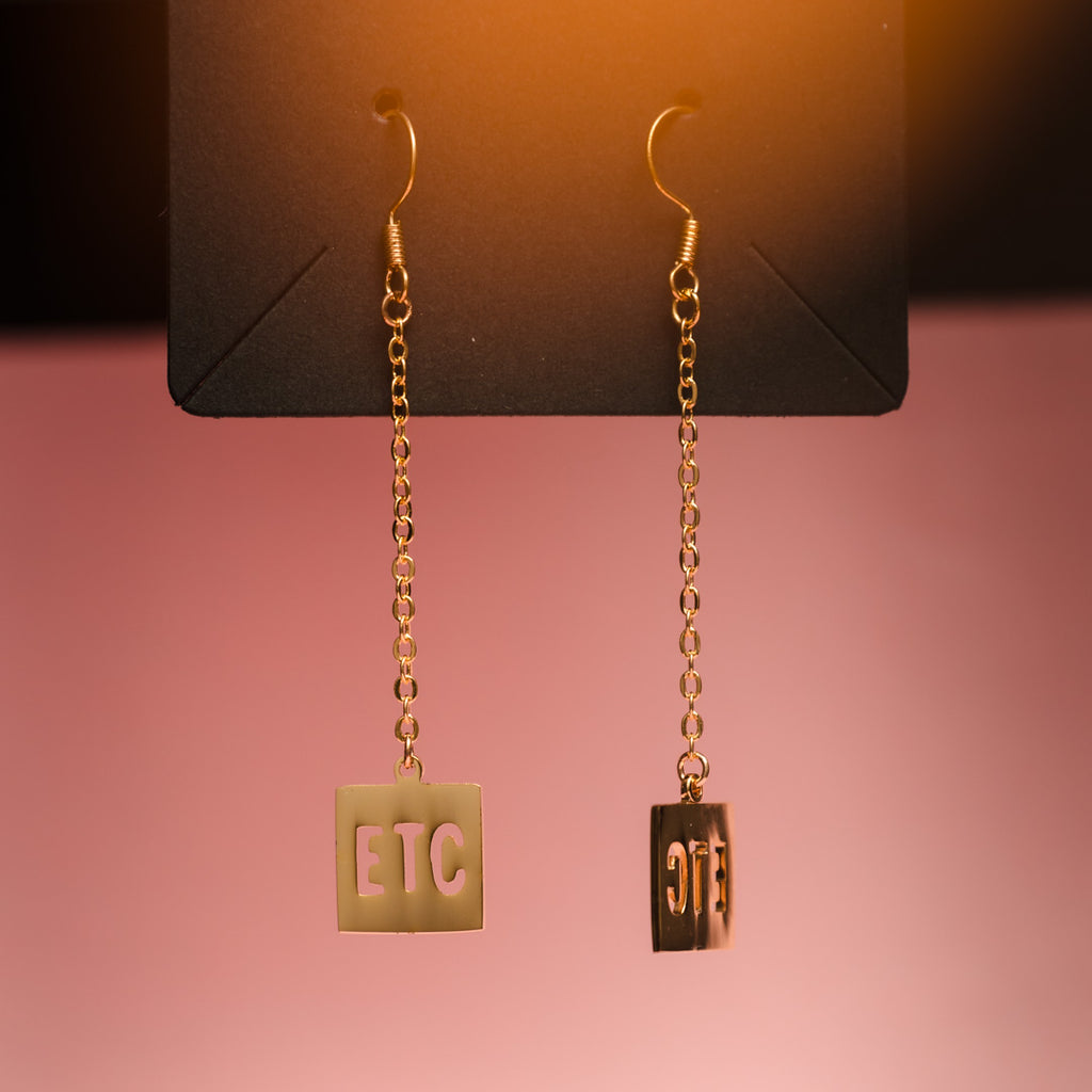 ETC-örhängen, allergifri metall – guldfärgade och kvadratiska